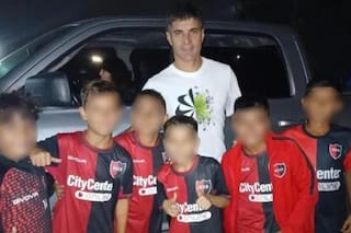 El presidente de Newell’s dice que el club no sancionó a los niños por la foto con el jugador de Central