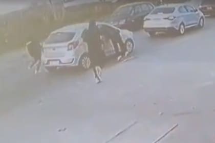 Los seis delincuentes abordaron a la mujer, le dispararon en la pierna y le robaron el auto