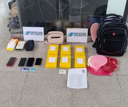 Los seis ladrillos de cocaína hallados en la mochila de una pasajera del micro de larga distancia, todos con la marca del delfín