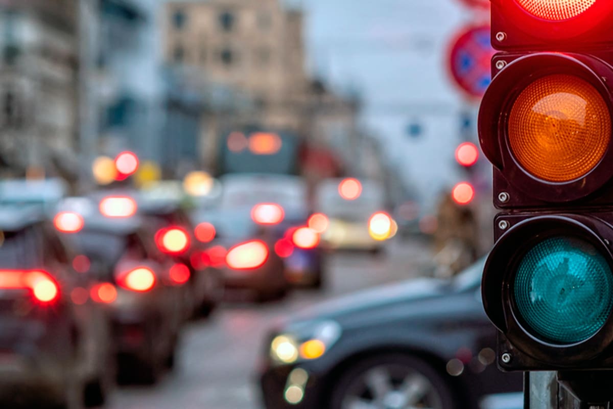 Los semáforos intermitentes no responden a fallas ni errores aunque para muchos conductores generan dudas