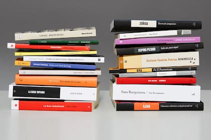 Los semifinalistas de los Premios Finestres de narrativa en catalán (izquierda) y en español (derecha)