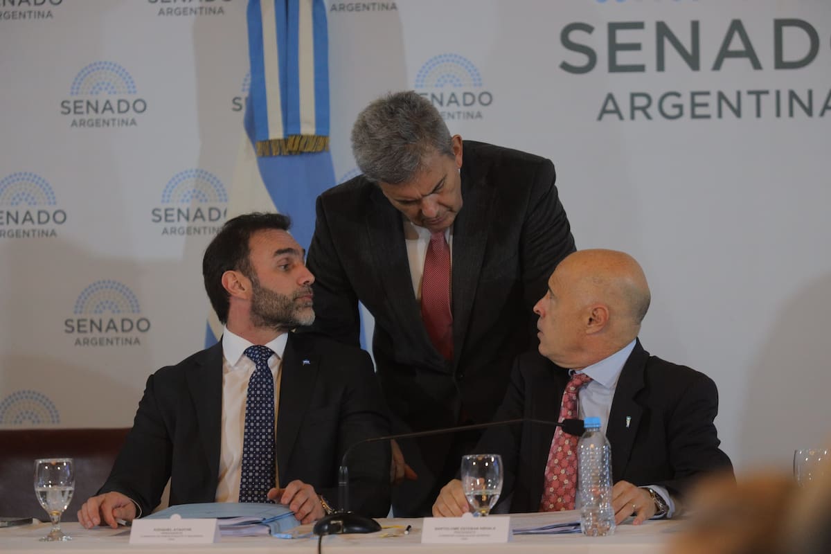 Los senadores Atauche, Zimmerman y Abdala, este miércoles en el plenario de comisiones