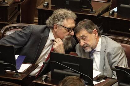 Los senadores Caserio y Luenzo, en medio del debate