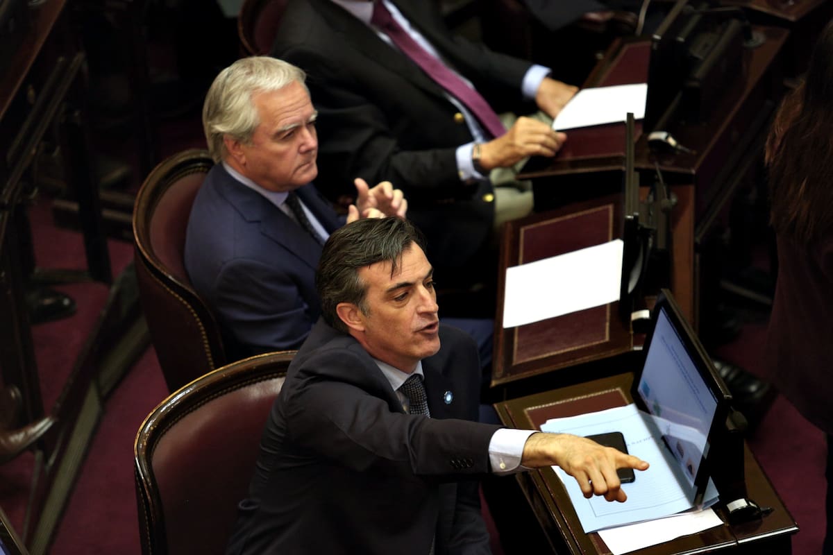 Los senadores Federico Pinedo y Esteban Bullrich en el debate por la emergencia alimentaria