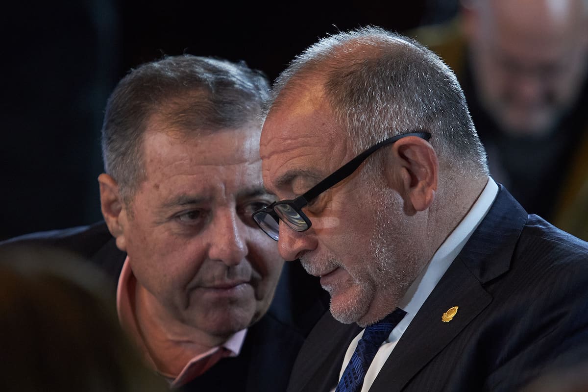 Los senadores Juez y De Angeli durante la reunión en comisión por el tratamiento del proyecto de Ley de Bases.