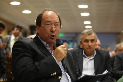 Los senadores radicales Ernesto Sanz y Gerardo Morales están en la audiencia pública por la continuidad de José Sbatella en la UIF