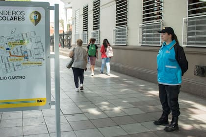 Los senderos escolares están vigilados por policías de la ciudad, agentes de tránsito y de prevención