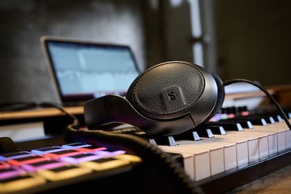 Los Sennheiser HD400 Pro son auriculares profesionales con un diseño abierto; son circumaurales, con una impedancia de 120 ohmios y frecuencias de 6 Hz a 38 kHz