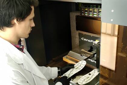 Los sensores de la plantilla son impresos con una tinta que tiene nanopartículas de plata, lo que les proporciona conductividad