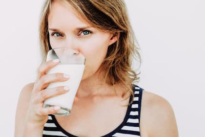 Según las guías alimenticias, una persona necesita ingerir tres porciones diarias de lácteos