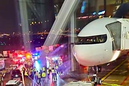 Los servicios de emergencia atendieron al pasajero que cayó de un avión de Air Canada