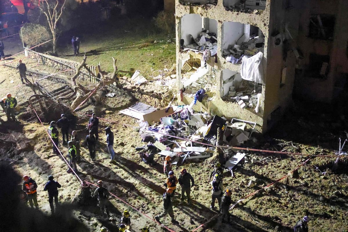 Los servicios de emergencia inspeccionan el lugar de un ataque con misiles iraníes en Arad en la madrugada del 22 de marzo de 2026 (Foto de Ilia YEFIMOVICH / AFP)