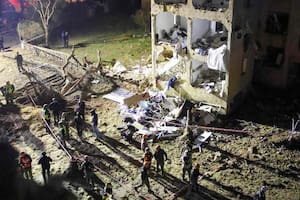 Los servicios de emergencia inspeccionan el lugar de un ataque con misiles iraníes en Arad en la madrugada del 22 de marzo de 2026 (Foto de Ilia YEFIMOVICH / AFP)