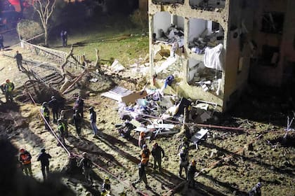 Los servicios de emergencia inspeccionan el lugar de un ataque con misiles iraníes en Arad en la madrugada del 22 de marzo de 2026 (Foto de Ilia YEFIMOVICH / AFP)