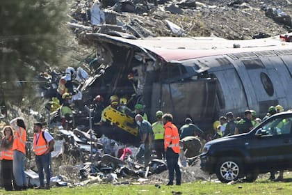 Los servicios de emergencia trabajan en el lugar de la colisión ferroviaria