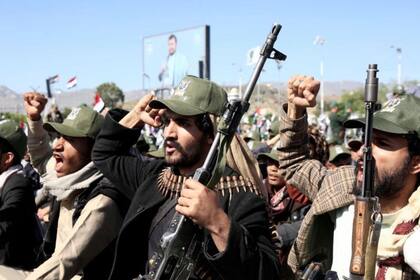 Los servicios de inteligencia occidentales acusan a Irán de financiar y armar a los hutíes yemeníes.