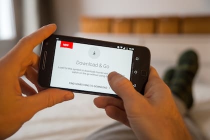 Los servicios de streaming ofrecen una función para realizar una descarga previa de contenidos, una modalidad que permite reproducir series, películas o canciones sin una conexión a Internet