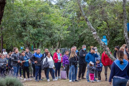 Los "servidores" trabajan ad honorem ayudando a los peregrinos que llegan a Salta