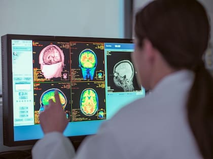 Los sesgos cognitivos son atajos mentales de pensamiento y percepción que influyen en nuestras decisiones. Nos hacen pensar de manera distorsionada debido a la interpretación sesgada de la información disponible