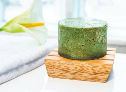 Los shampooes sólidos son una gran forma de desintoxicar pelo y ecosistema