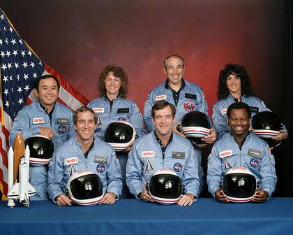 Los siete tripulantes del Challenger: Michael J. Smith, Francis Scobee, Ronald McNair, Ellison Onizuka, Christa McAuliffe, Gregory Jarvis y Judith Resnik.