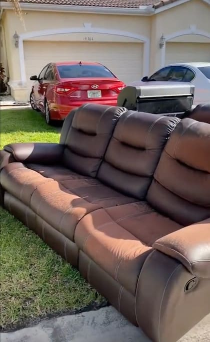 Los sillones nunca faltan dentro de la basura en Estados Unidos