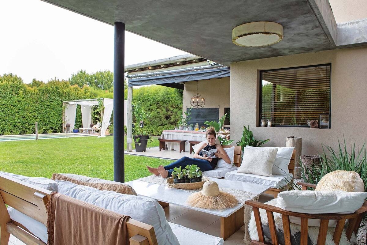 Los sillones y la mesa en petiribí que ambientan el sector del living son obra de Carolina.