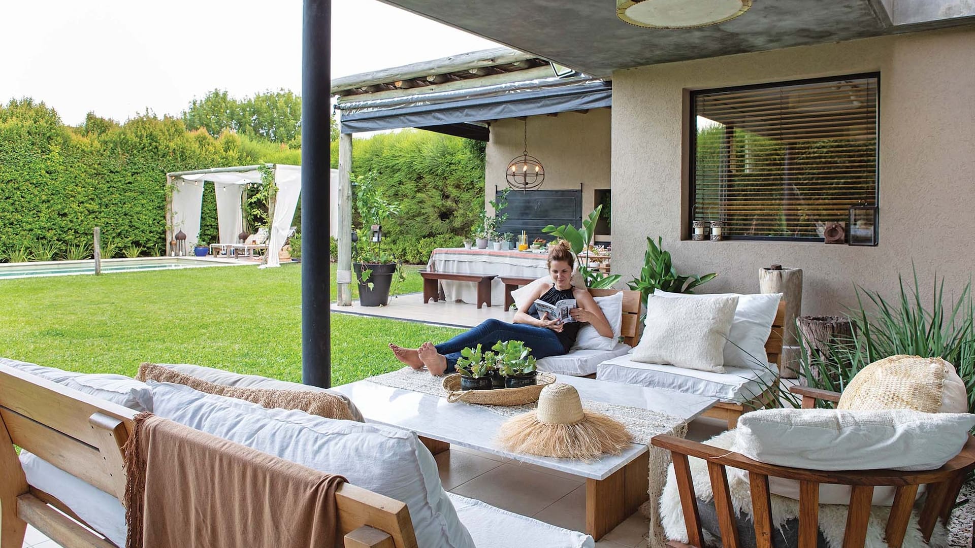 Los sillones y la mesa en petiribí que ambientan el sector del living son obra de Carolina.
