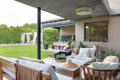 Los sillones y la mesa en petiribí que ambientan el sector del living son obra de Carolina. Sobre esta última, un sombrero hecho a mano con fibras naturales (Berni.dit).