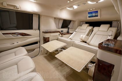 Los sillones y mesas de la camioneta de Tom Brady.