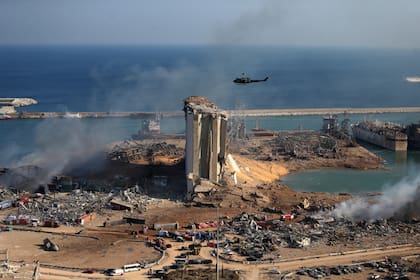 Los silos de granos dañados del puerto de Beirut y sus alrededores, luego de las explosiones de ayer