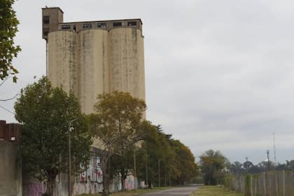 Los silos para almacenar cebada y malta están siendo demolidos en estos días