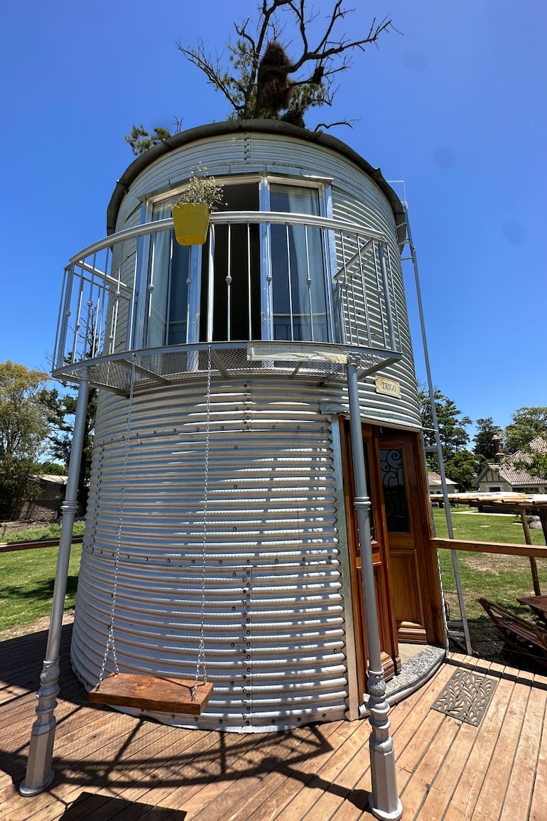 Los silos reconvertidos en dormis de la Estancia Las Marías.