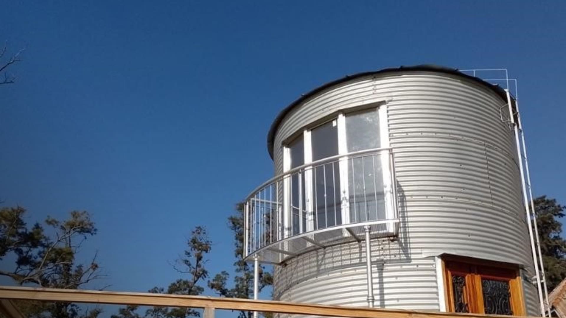 Los silos reconvertidos en dormis de la Estancia Las Marías.