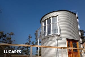 Los silos reconvertidos en dormis de la Estancia Las Marías.