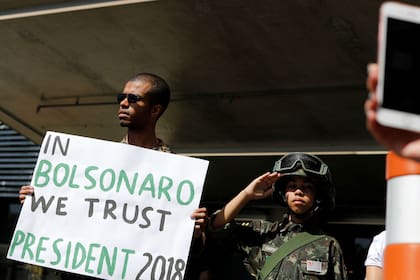 Los simpatizante de Bolsonaro apoyaron al candidato duera del hospital en San Pablo