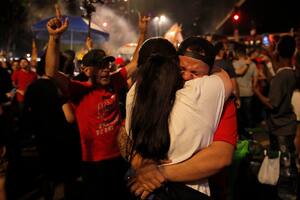 Los simpatizantes de Lula da Silva montaron una fiesta en la Avenida Paulista. (Photo by CAIO GUATELLI / AFP)