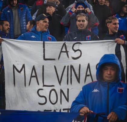Los simpatizantes del club de Victoria con la bandera, minutos antes de entregárselas a los jugadores