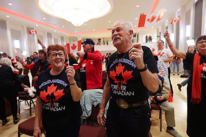 Los simpatizantes vitorean a medida que comienzan a aparecer los resultados en el evento de seguimiento a favor de Canadá, en Edmonton, Alberta