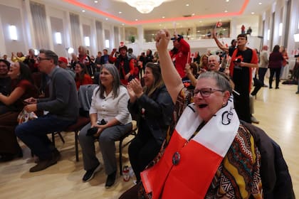 Los simpatizantes vitorean a medida que comienzan a aparecer los resultados en el evento de seguimiento a favor de Canadá, en Edmonton, Alberta