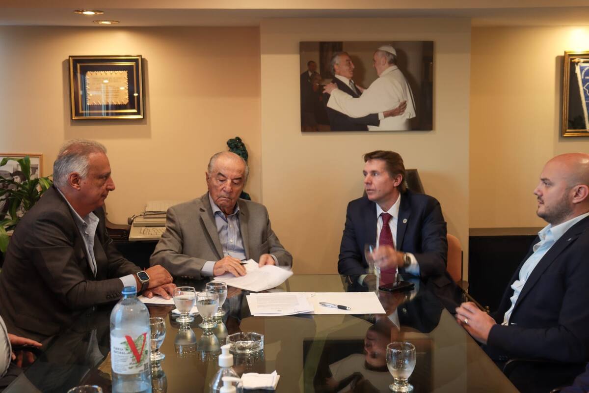 Los sindicalistas Carlos Pérez y Armando Cavalieri firman la nueva paritaria del Sindicato de Comercio