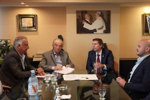 Los sindicalistas Carlos Pérez y Armando Cavalieri firman la nueva paritaria del Sindicato de Comercio
