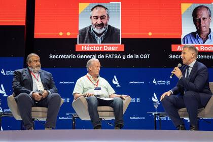 Los sindicalistas Héctor Daer y Andrés Rodríguez, moderados por Alejandro Fantino, en el Amcham Summit 2024, el encuentro que organiza la Cámara de Comercio de Estados Unidos en el país