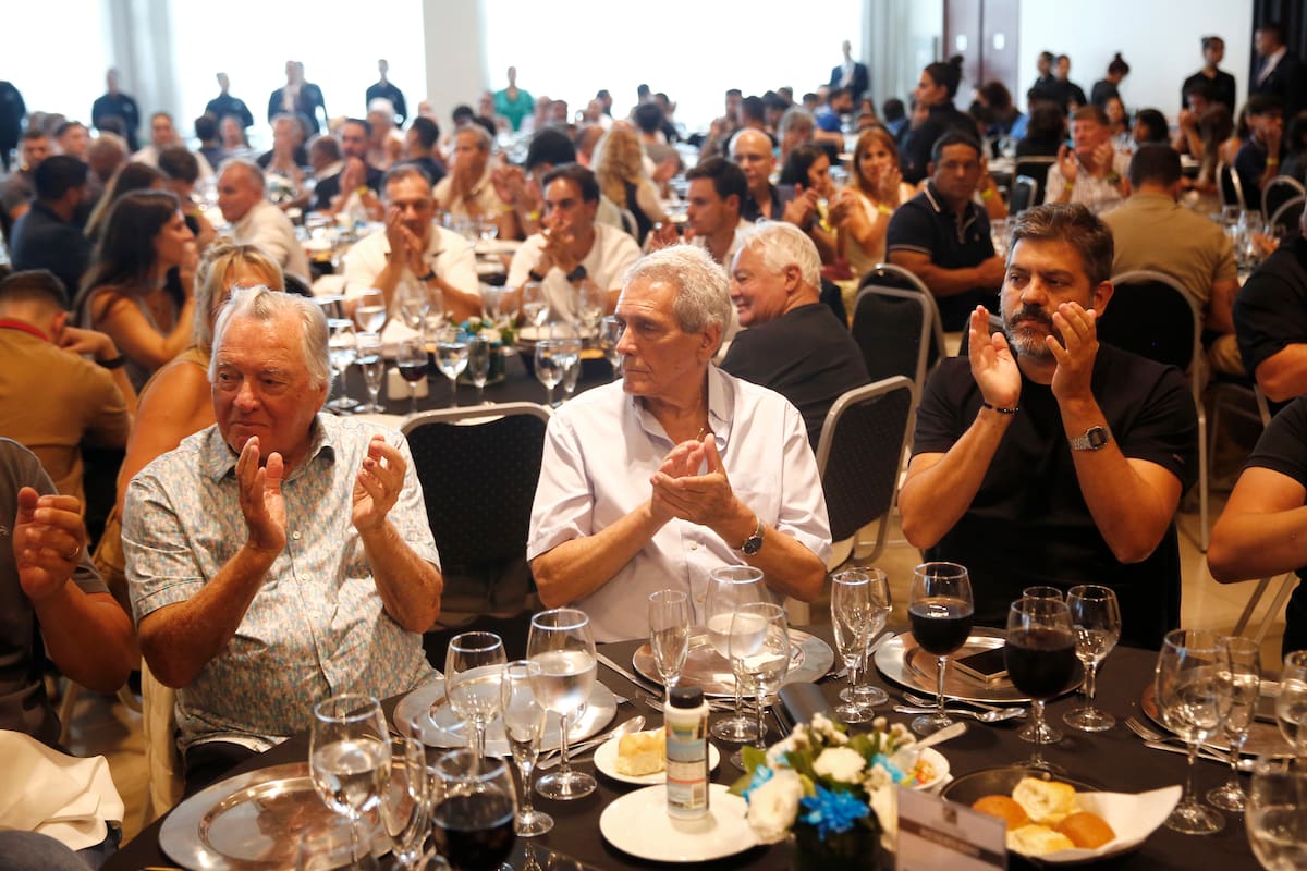 Los sindicalistas Luis Barrionuevo, Carlos Acuña y el ministro de Gobierno bonaerense, Carlos Bianco, hoy, en un acto sindical en Mar del Plata en el que se rechazó la reforma laboral de Milei