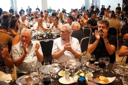 Los sindicalistas Luis Barrionuevo, Carlos Acuña y el ministro de Gobierno bonaerense, Carlos Bianco, hoy, en un acto sindical en Mar del Plata en el que se rechazó la reforma laboral de Milei