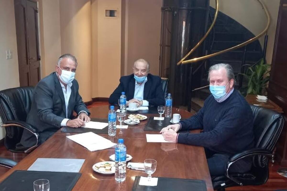 Los sindicalistas mercantiles Carlos Pérez y Armando Cavalieri con Federico Erhart, director General Walmart