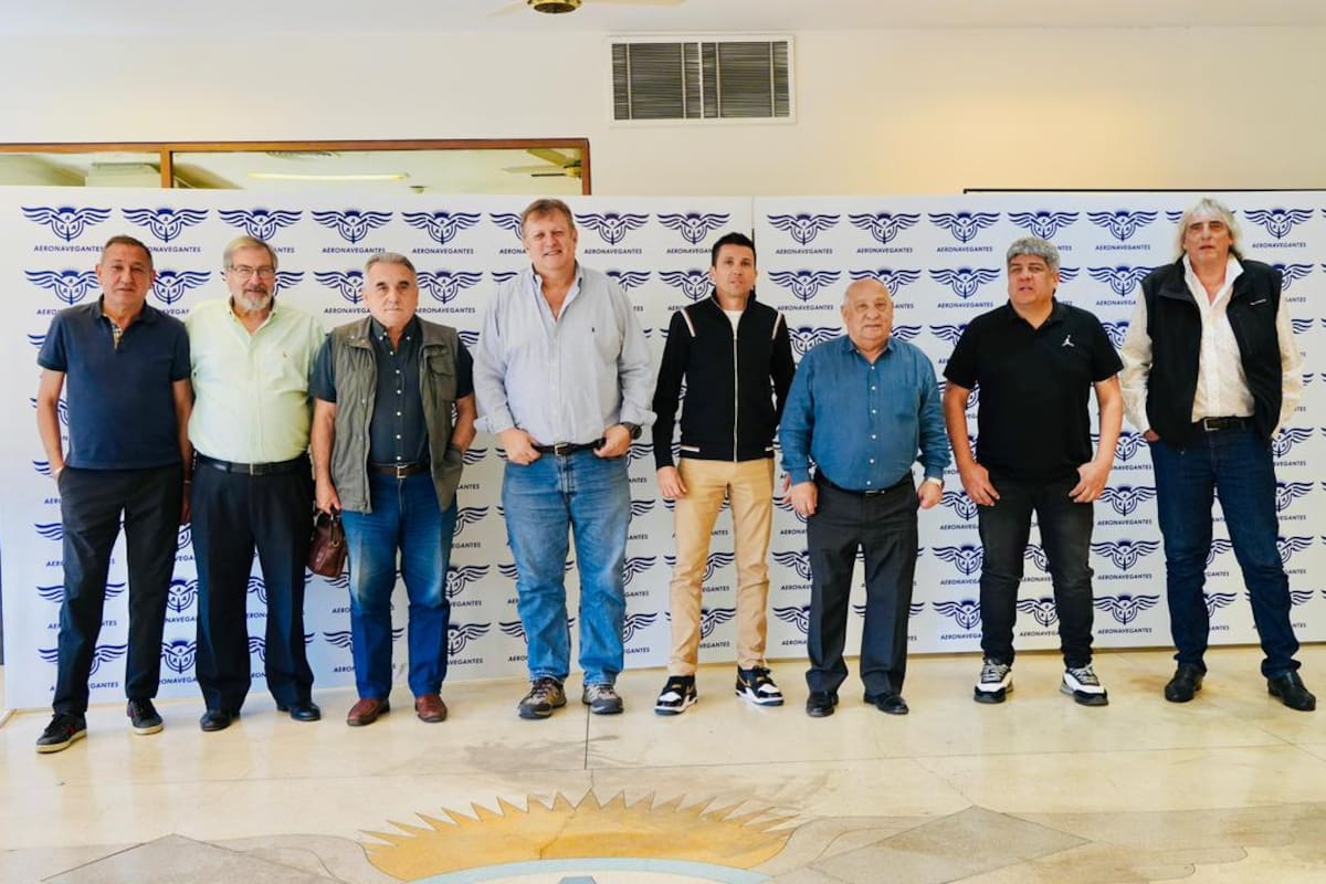 Los sindicalistas Omar Maturano (La Fraternidad), Mario Caligari (UTA), Juan Carlos Schmid (Portuarios), Pablo Biró (Pilotos), Juan Pablo Brey (Aeronavegantes), Raúl Durdos (Marítimos), Pablo Moyano (Camioneros) y Omar Pérez (Camioneros), hoy, en la sede de Aeronavegantes