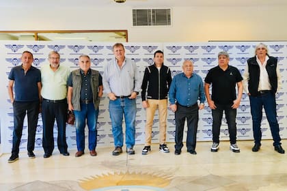 Los sindicalistas Omar Maturano (La Fraternidad), Mario Caligari (UTA), Juan Carlos Schmid (Portuarios), Pablo Biró (Pilotos), Juan Pablo Brey (Aeronavegantes), Raúl Durdos (Marítimos), Pablo Moyano (Camioneros) y Omar Pérez (Camioneros), en la sede de Aeronavegantes