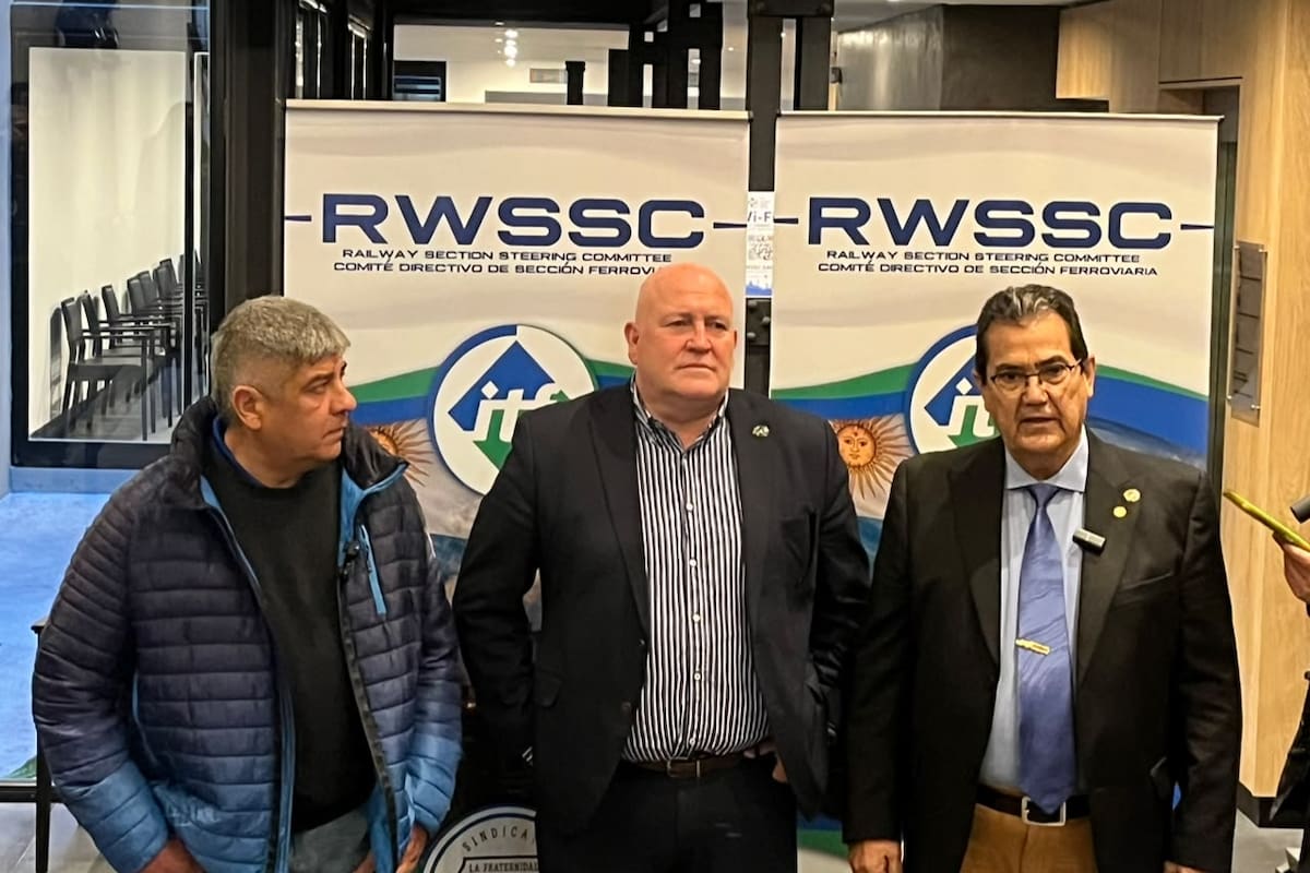 Los sindicalistas Pablo Moyano, el inglés Stephen Cotton y el ferroviario Julio Sosa en un encuentro de la Organización Internacional del Transporte