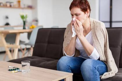 Los síntomas de influenza incluyen fiebre, dolor de cabeza y secreción o congestión nasal, entre otros (Archivo)